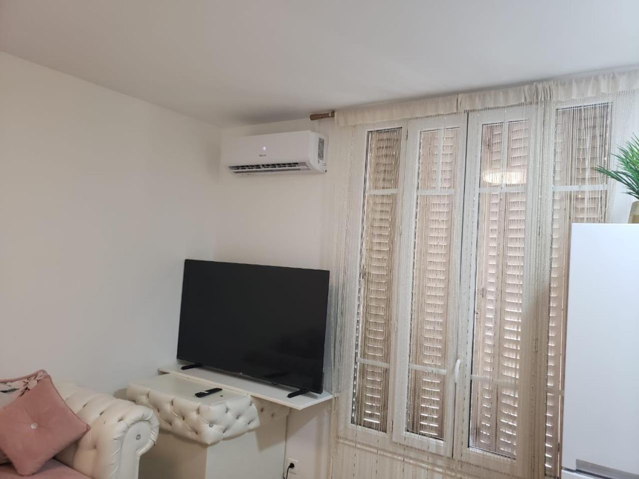 Alaya Apartment เบอซองส์ ภายนอก รูปภาพ