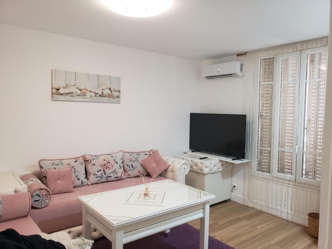 Alaya Apartment เบอซองส์ ภายนอก รูปภาพ